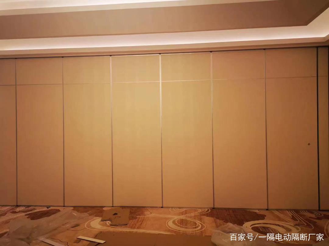 酒店活动隔断,用电动隔断门开隔效果如何?